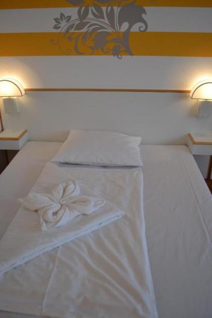 Lenas West Hotel - image 19