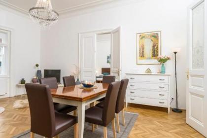 Senator Suite Stephansplatz by welcome2vienna - image 16