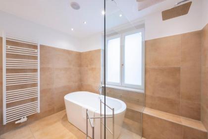 Moulin Rouge Suite - image 24