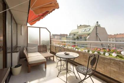 Central Couple's California chic LOFT n balcony - image 23