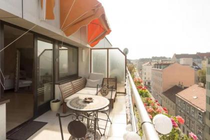 Central Couple's California chic LOFT n balcony - image 30