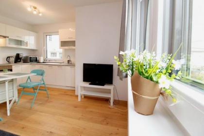 Modern Balcony Apartment with free Parking - image 22