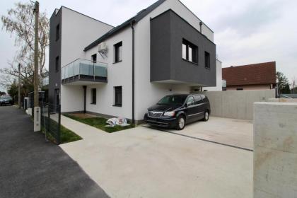 Modern Balcony Apartment with free Parking - image 23