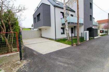 Modern Balcony Apartment with free Parking - image 24