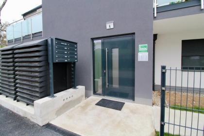 Modern Balcony Apartment with free Parking - image 25