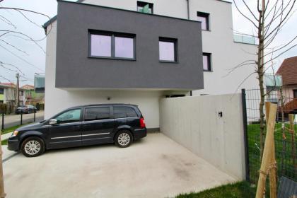 Modern Balcony Apartment with free Parking - image 28