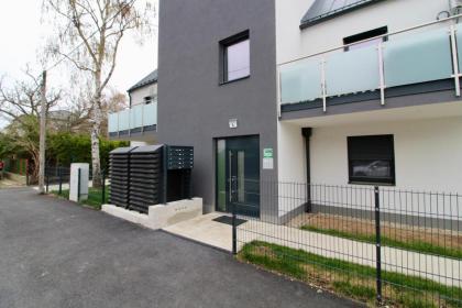 Modern Balcony Apartment with free Parking - image 29