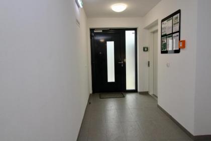 Modern Balcony Apartment with free Parking - image 30