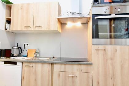 Redyard Modern Apartment - image 25