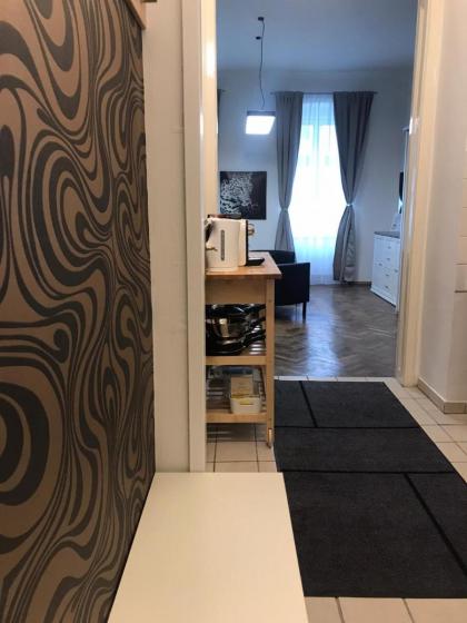Apartment near Schönbrunn with balcony - image 24