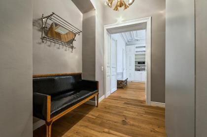 Luxurious Apartment close to the city centre - image 22