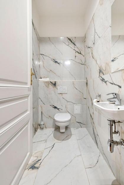 Luxurious Apartment close to the city centre - image 25